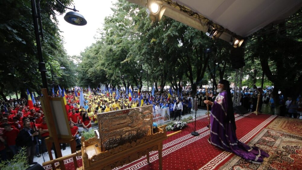 Numerosi pelerini tineri l au cinstit pe sf ier nifon ocrotitorul arhiepiscopiei targovistei 11