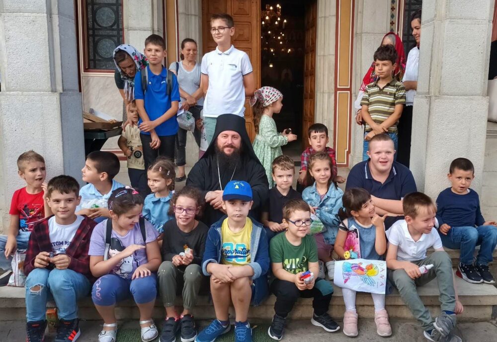 Ps damaschin s a rugat impreuna cu un grup de copiii cu nevoi speciale