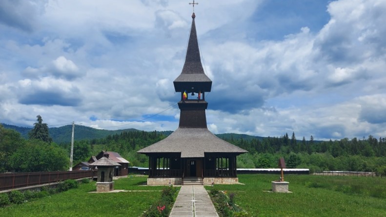 Sambata va fi sfintit asezamantul social cultural al bisericii sfanta treime din satul manastirea neamt