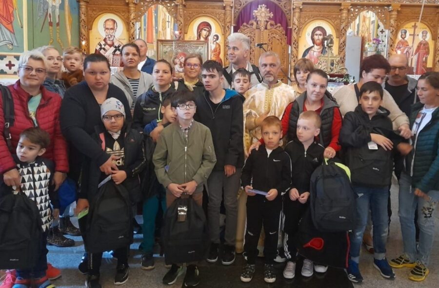 350 de copii din judetul dambovita au primit rechizite de la parohii
