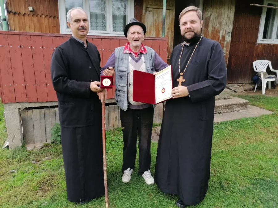 Credinciosii de o seama cu Protopopiatul Huedin premiati la varsta de 100 de ani.jpg