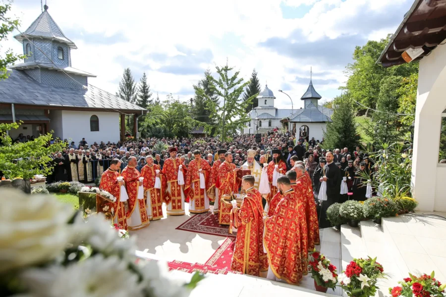 Mii de credinciosi s au rugat Sfantului Teodosie la manastirea vranceana pentru apararea careia si a dat viata 1.jpg