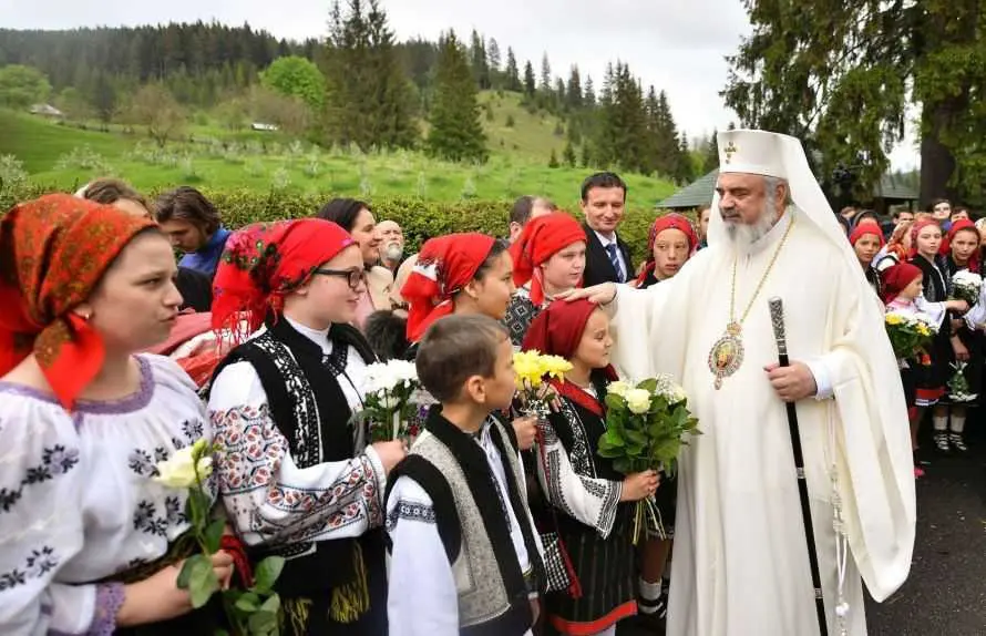 Patriarhul Daniel binecuvinteaza.jpg