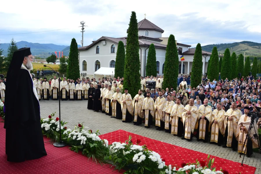 Patriarhul Daniel felicita Protoiereia Moinesti la sfintirea noului ansamblu eclesiastic.jpg