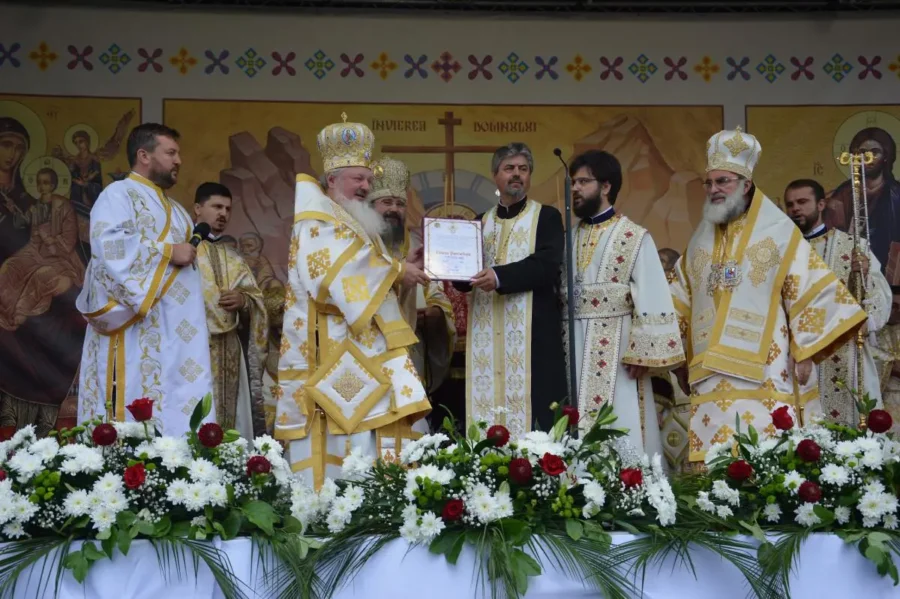 Protoiereul de Moinesti Preotul Costel Mares distins cu Crucea Patriarhala.jpg