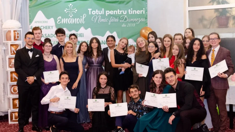 Alba Iulia Asociatia De Tineret Emanoil A Organizat Prima Gala A Voluntarului 2.jpg