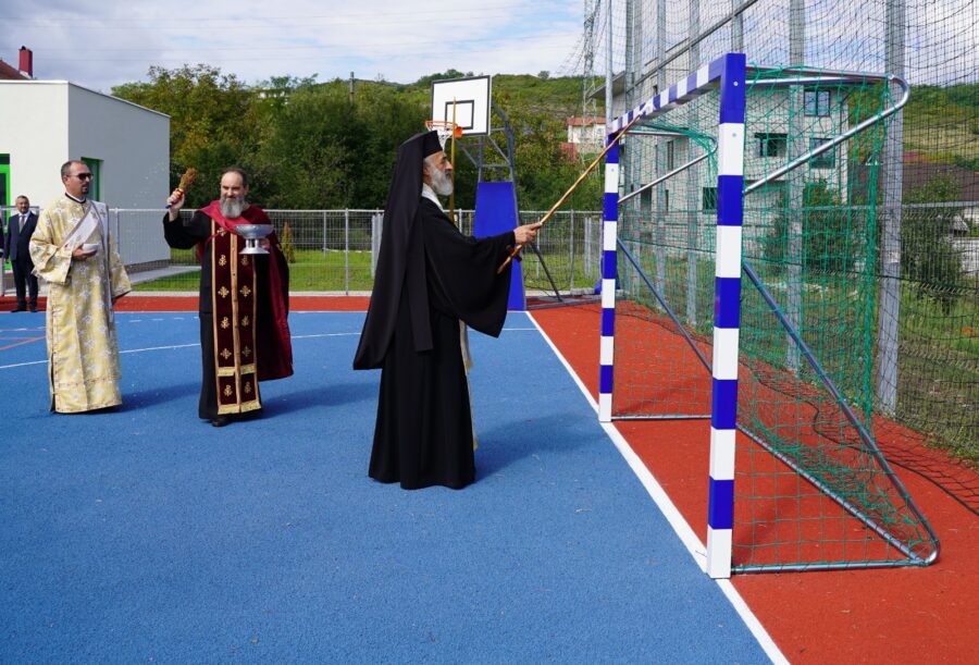Arhiepiscopul alba iuliei a sfintit sala si terenul de sport ale seminarului teologic sf simion stefan