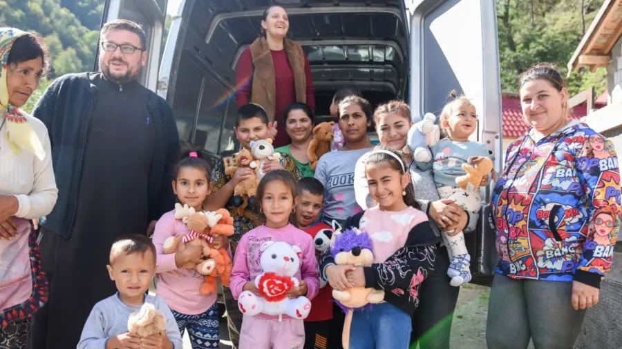 Centrul doamna maria brancoveanu al arhiepiscopiei ramnicului a oferit daruri copiilor din familii numeroase 19 of 20.jpg