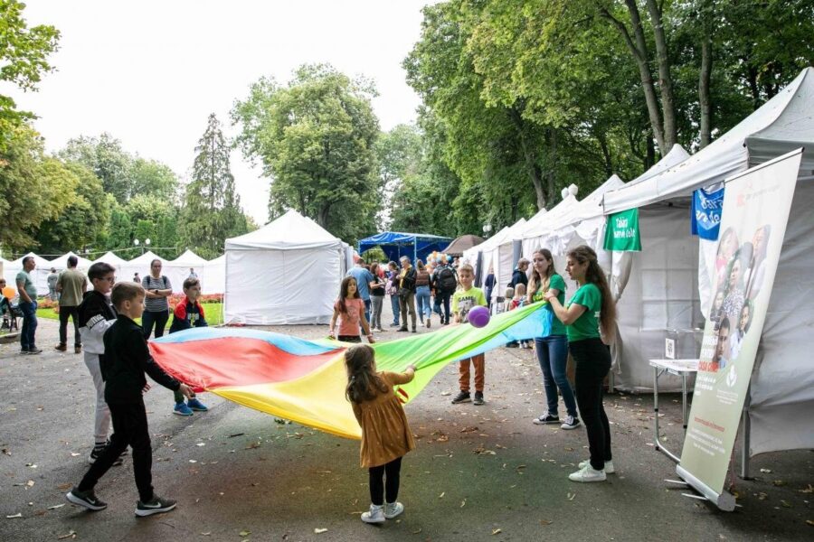 Copii si parinti la cea de a doua editie a festivalului familiei