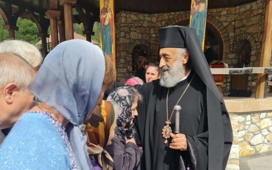 Liturghie arhiereasca la manastirea lupsa alba