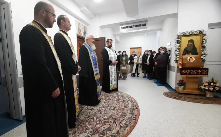Mitropolitul clujului a sfintit racla cu fragment din moastele sfantului irodion la capela spitalului de boli infectioase cluj.jpg