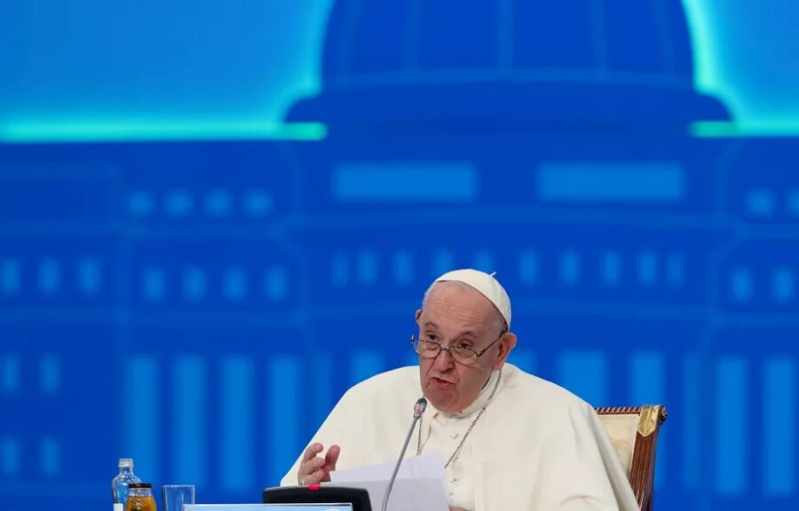 Papiez w kazachstanie niech wladza nie podpiera sie sacrum