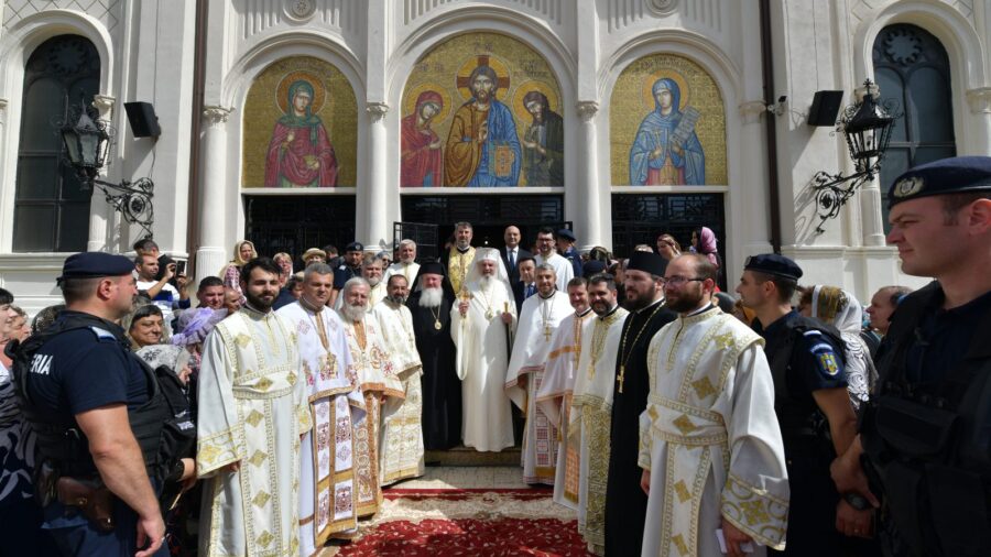 Patriarhul a resfintit biserica sfanta vineri ploiesti