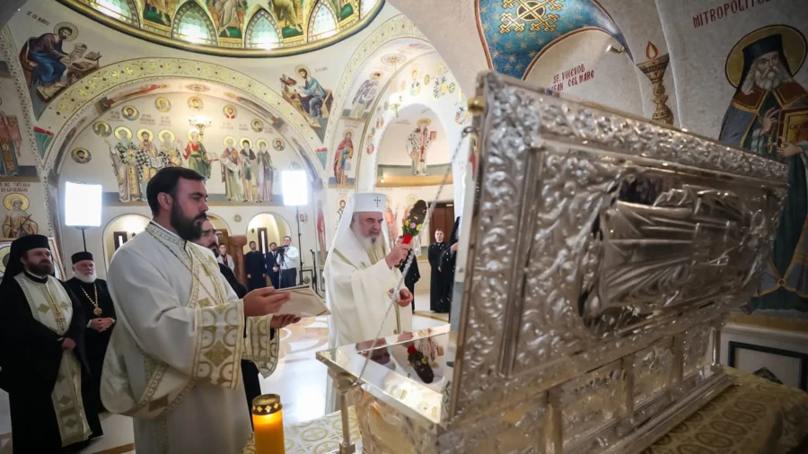 Patriarhul daniel a sfintit racla in care vor fi puse moastele sf ioanichie cel nou de la muscel 1.jpeg