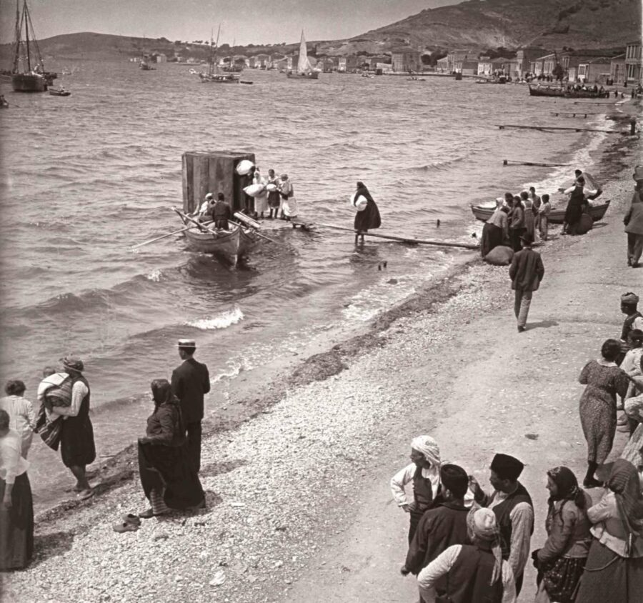 Οι Έλληνες της Φώκαιας και των γύρω περιοχών επιβιβάζονται σε πλοιάρια