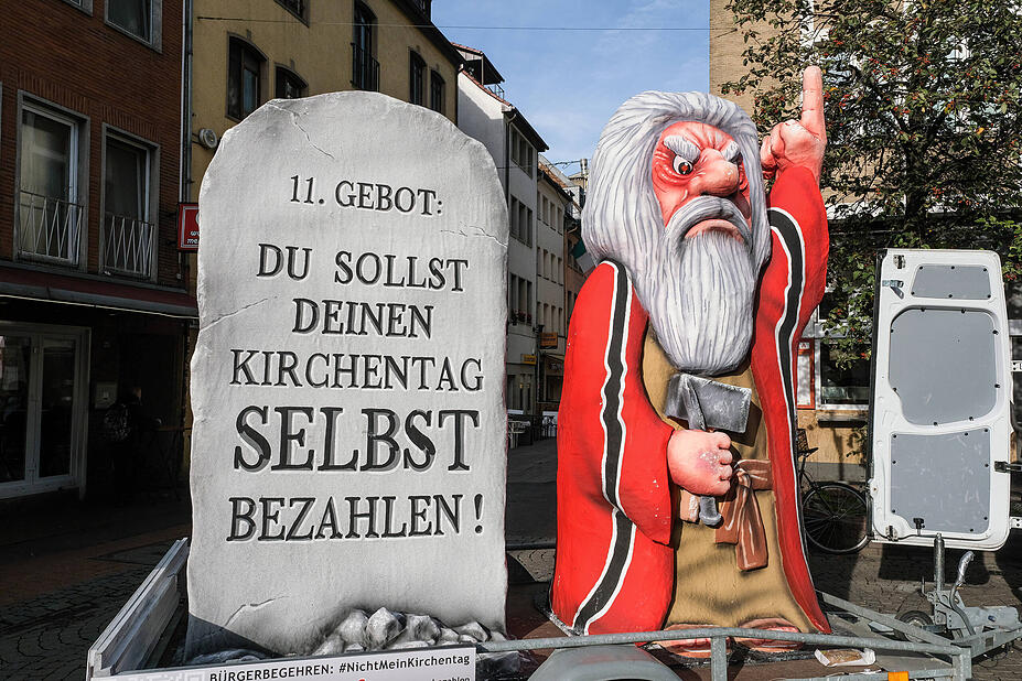 Düsseldorf 11.11.2022 Protest Infostand 11. Gebot gegen Kirchensteuer Bolker Stern Bolker Strasse Altstadt Kirchenfinan