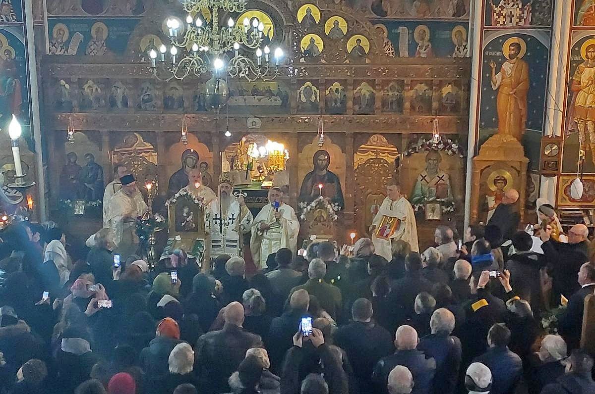 Mitropolitul moldovei si bucovinei la hramul bisericii sfantul spiridon din targu neamt