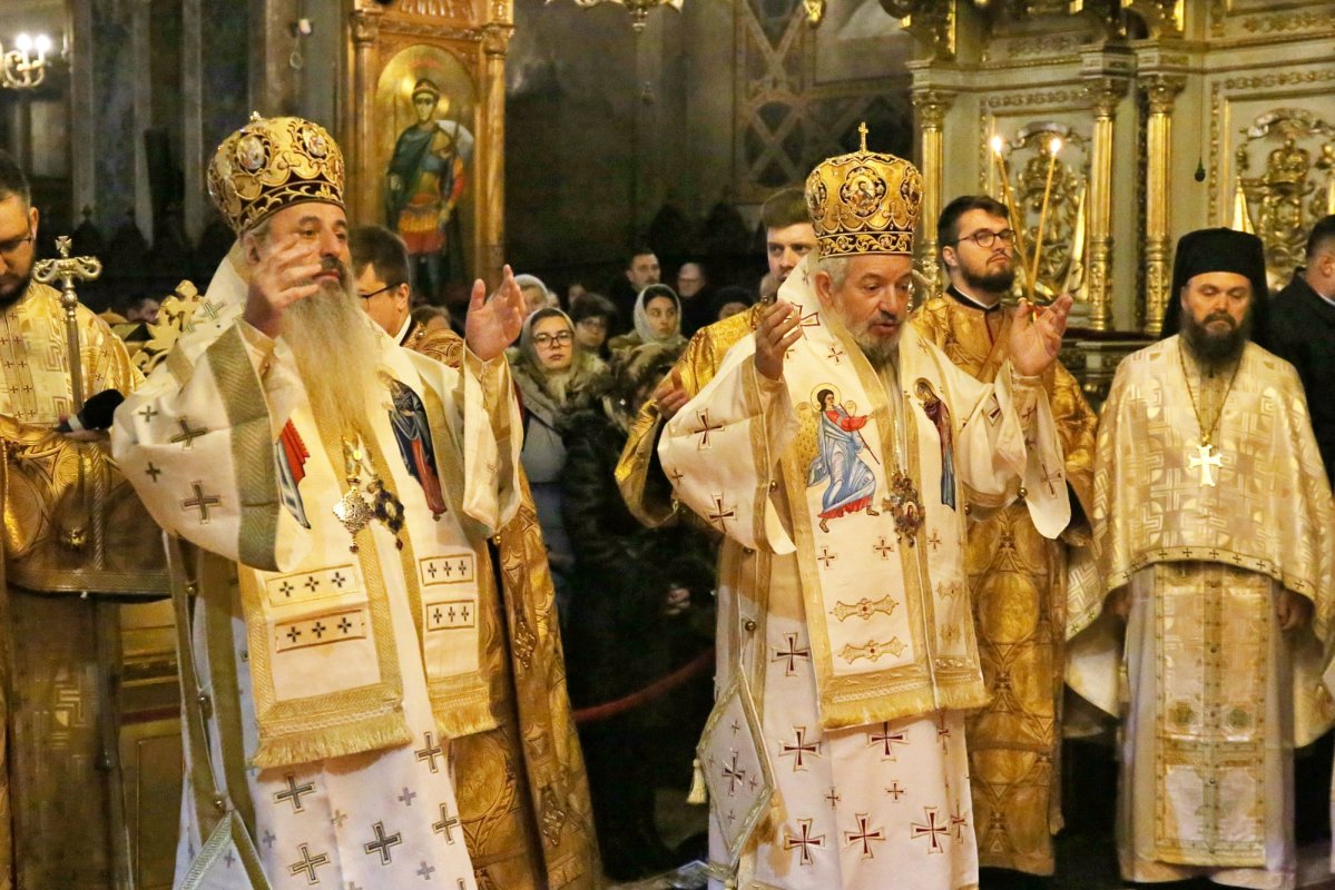 Un mitropolit din africa alaturi de ips teofan in slujire la catedrala mitropolitana din iasi