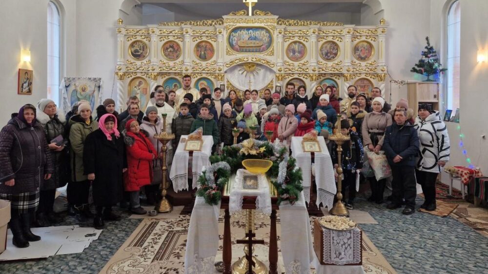100 de copii au primit daruri de al Arh. Romanului si Bacaului