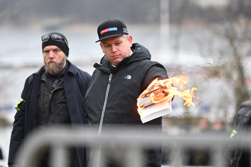 Danish far right politician burns kuran in Stockhom