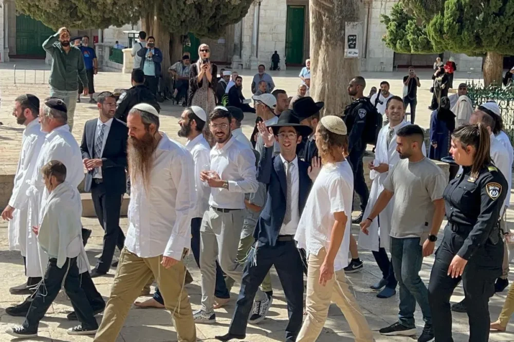 AA 20220926 28992848 28992842 FANATIC JEWISH SETTLERS STORM ALAQSA MOSQUE ON THE ROSH HASHANAH