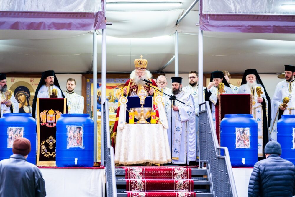 Ajunul sarbatorii botezului domnului la manastirea sfantul ioan cel nou de la suceava