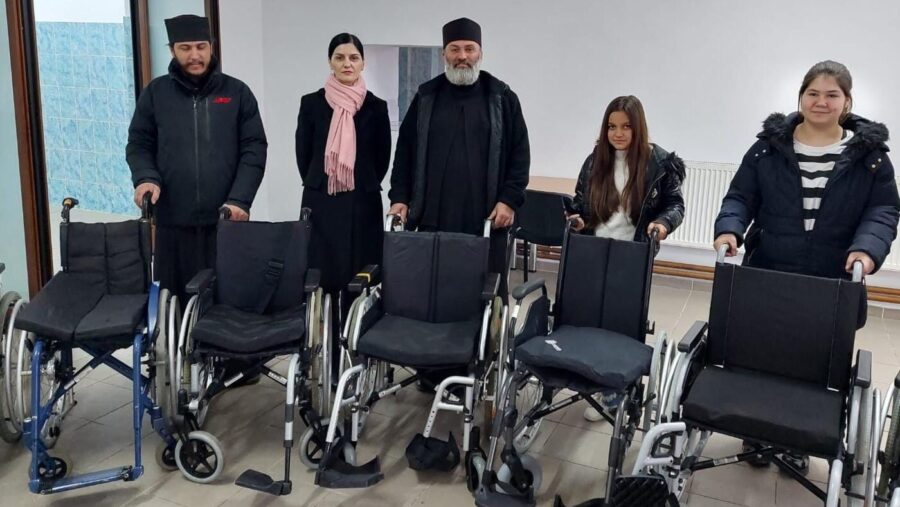 Arhiepiscopia targovistei a oferit 40 de scaune cu rotile si 20 de rolatoare unor institutii sociale din jud dambovita