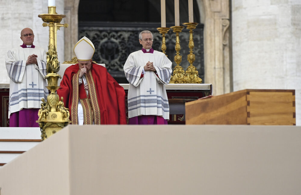 Ratzinger: Papa Francesco Arrivato In Piazza Per Funerali