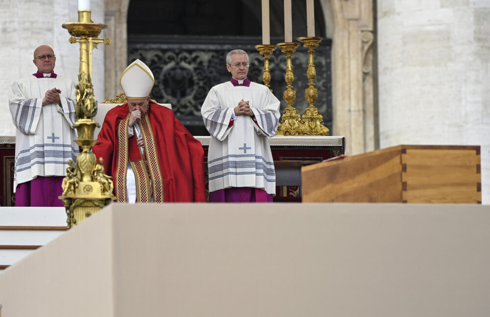 Ratzinger: Papa Francesco arrivato in Piazza per funerali