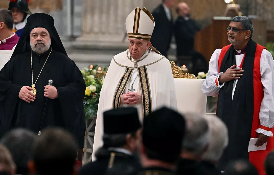 Papiez i wyznawcy 12 religii odkrywajacy kobiecy wymiar dialogu