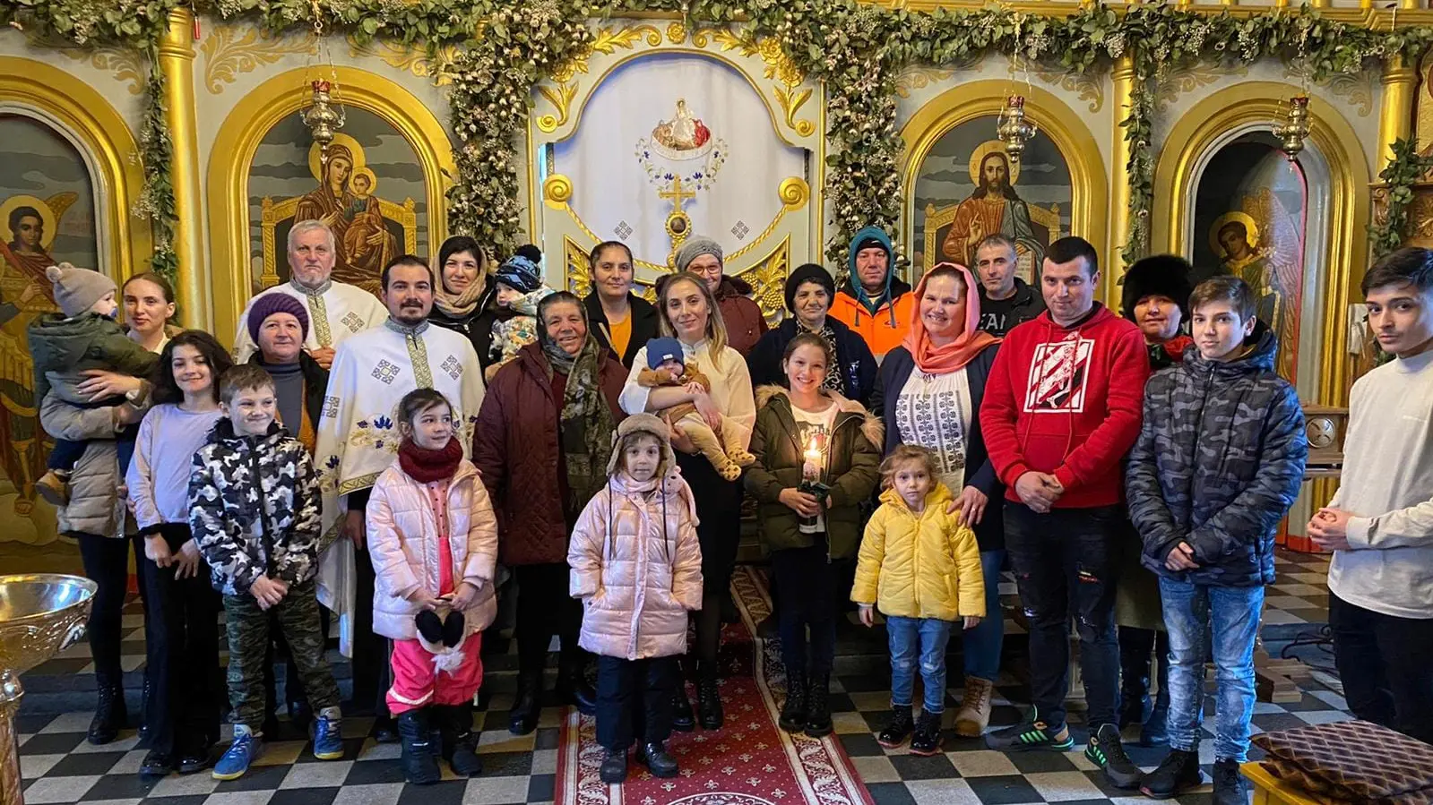 Parohul din daeni a botezat al cincilea copil al unei familii 1.jpg