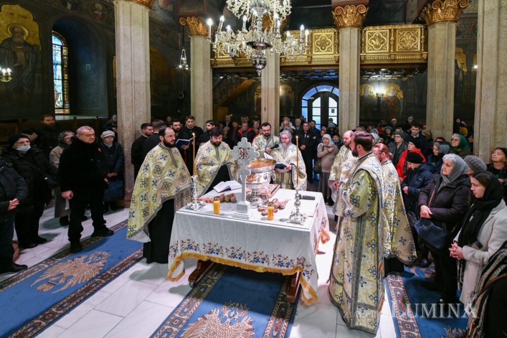 Sfintirea apei in ajunul bobotezei la catedrala patriarhiala