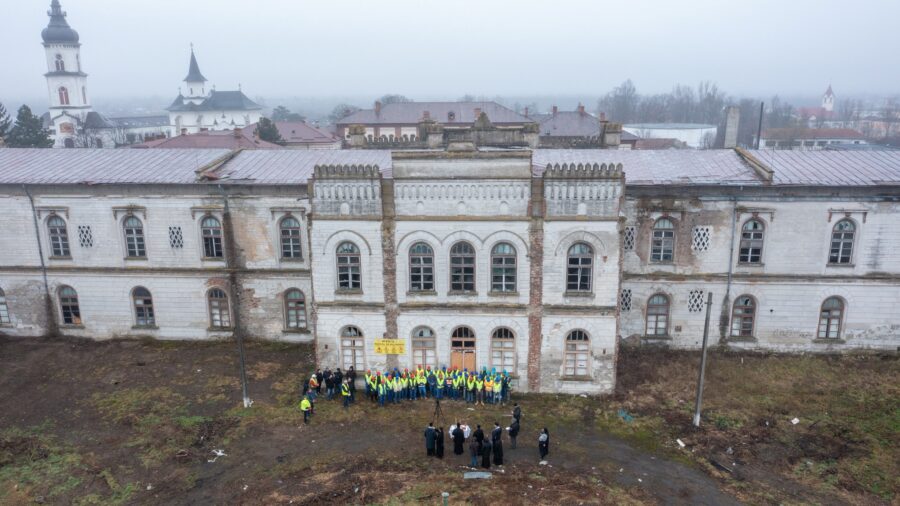 Un spital al bisericii renaste din cenusa la roman