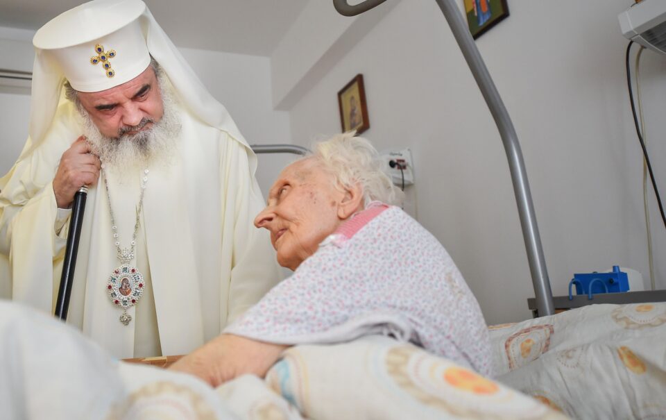 Patriarhul Daniel discuta cu un batran credit foto basilica
