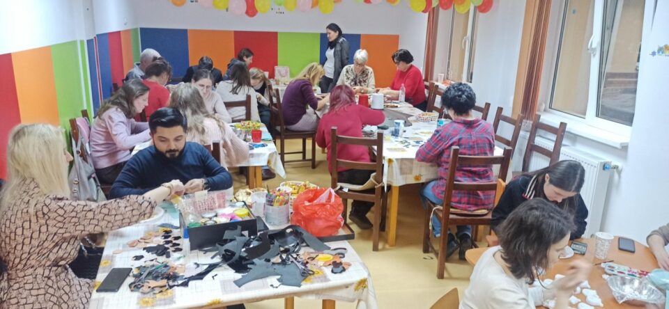 Atelier de creatie la un centru de zi pentru copii cu dizabilitati