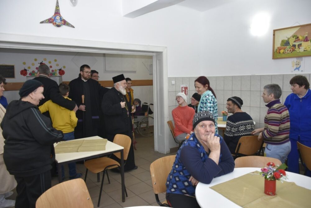 Rugaciuni si daruri pentru batranii de la tichilesti