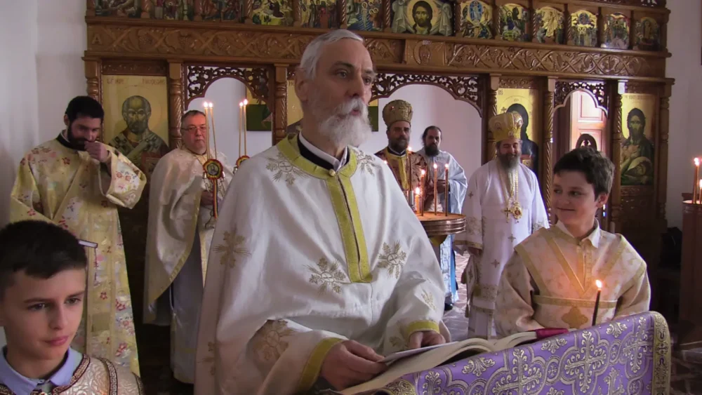 Mai multe nationalitati au sarbatorit Duminica Ortodoxiei la Manastirea romaneasca din Budapesta.jpg