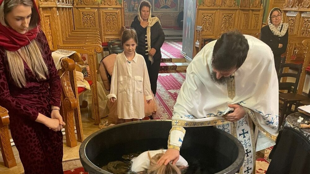 Mama si fiica lituanience au primit Botezul Ortodox intr un sat din Bacau