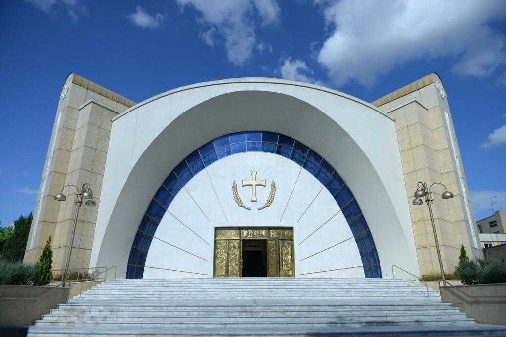 Monumente ale Ortodoxiei Catedrala Națională Învierea Domnului din Tirana este simbolul renașterii Bisericii Ortodoxe a Albaniei