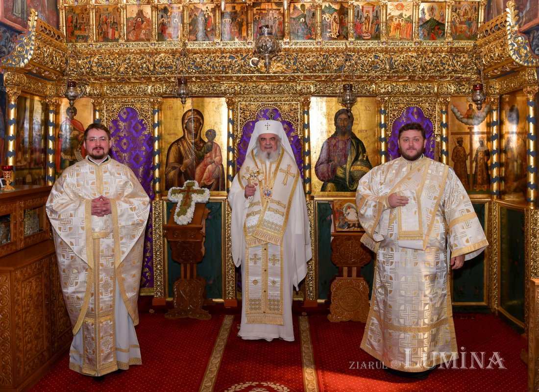 Duminica sfintei cruci prevestire a patimirilor si slavei invierii lui hristos