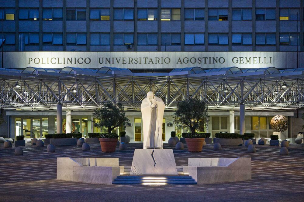 Ingresso policlinico statua giovanni paolo ii