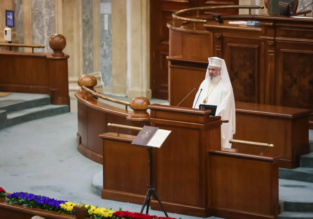 Patriarhul romaniei la parlament 27 martie 2023 2.jpg