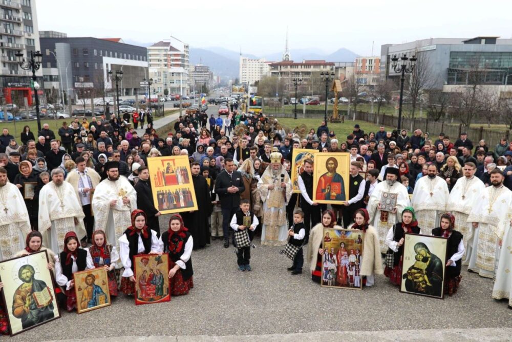 Procesiune la catedrala episcopala din baia mare in duminica ortodoxiei