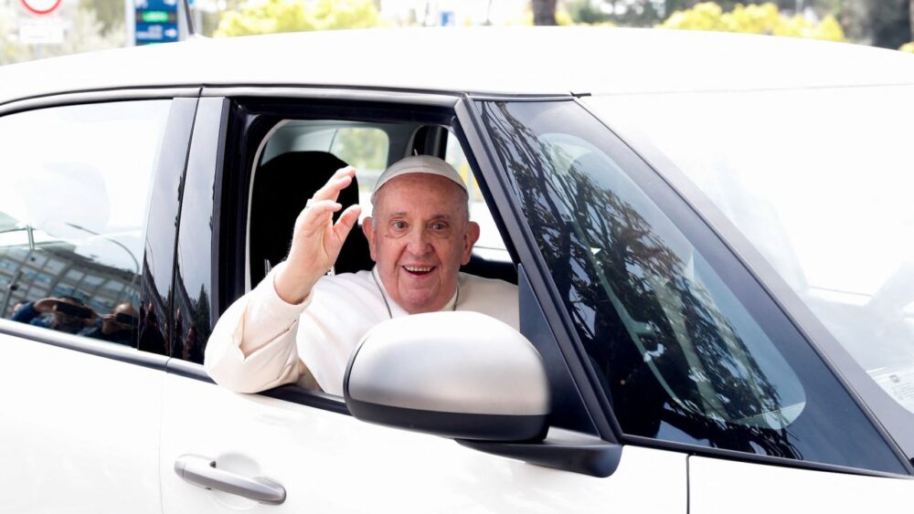 230401050937 01 Pope Francis Leaves Hospital 040123