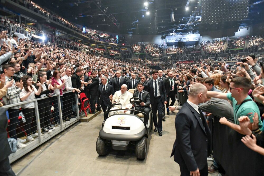 230429220302 01 pope budapest 042923 restricted