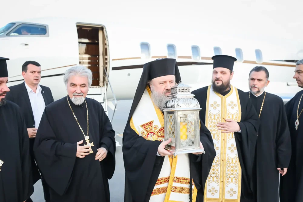 Episcopul vicar Timotei primeste sf Lumina.jpeg