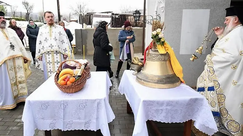 Clopot donat de manastirea hadambu unei parohii basarabene.jpg
