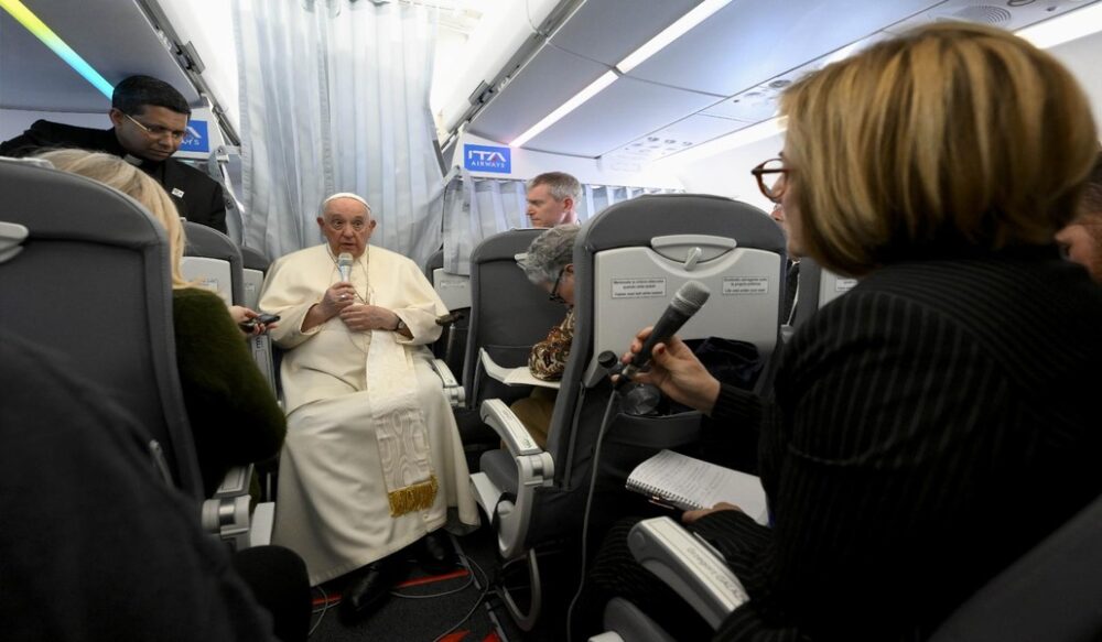 20230430T1500 POPE HUNGARY PLANE 1759128 preview1