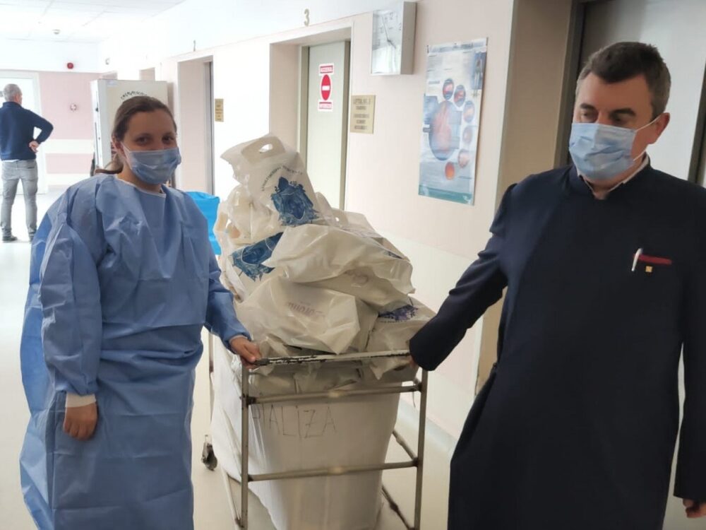 Arhepiscopia Ramnicului a oferit daruri pacientilor de la sectia d ecardiologie