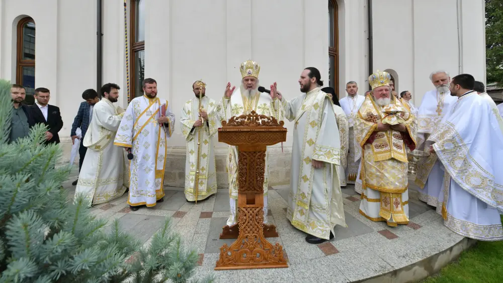 Patriarhul Romaniei A Sfintit Biserica Maica Precista Din Ploiesti 1.jpg